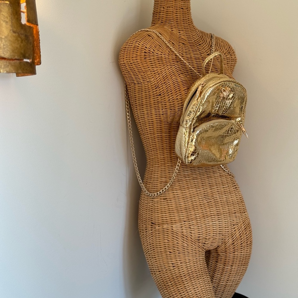 Molten metals gold trend- Laurel Dewitt gold bag/backpack/metal - Picture 3 of 14